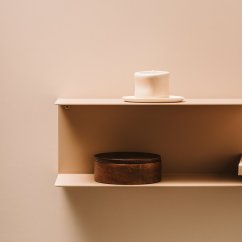 Nástěnná kovová police Porto pískově šedá