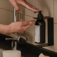 Kovový nástenný držiak s lahví a pumpičkou Palermo černý