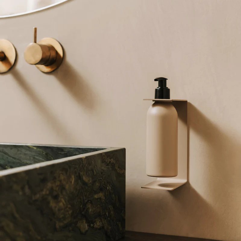 Kovový nástěnný držák s lahví a pumpičkou do koupelny Palermo pískově šedý