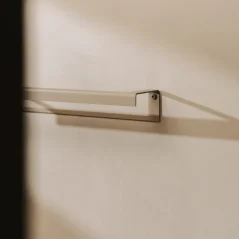 Kovový držák na ručníky Tallinn jednoduchý pískově šedý