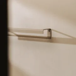 Kovový držák na ručníky Tallinn jednoduchý pískově šedý