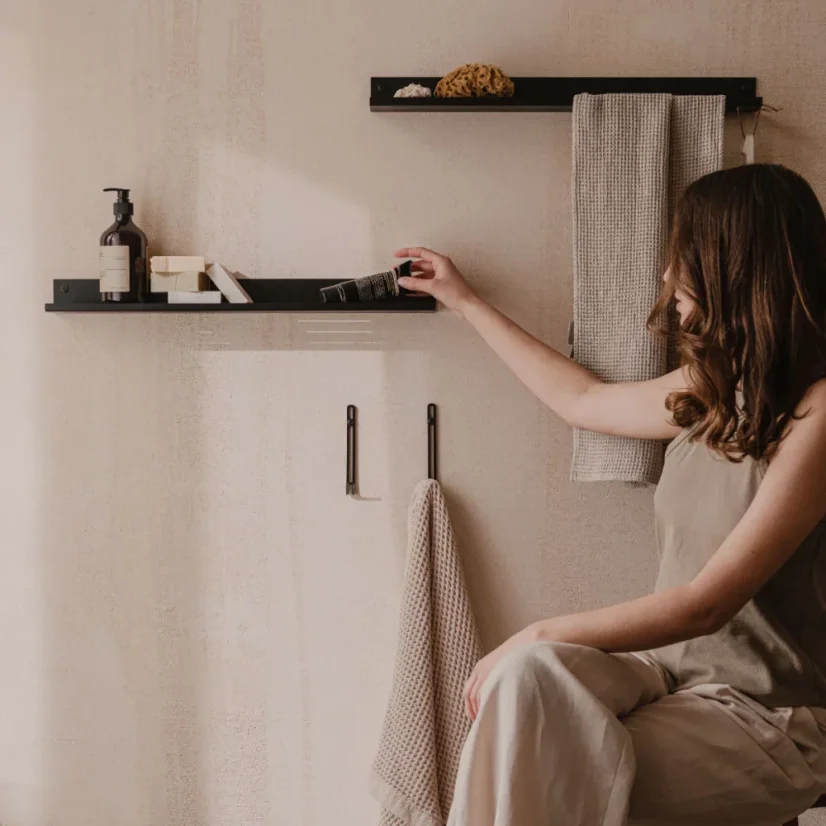 Designový nástěnný kovový háček Malmo - Montáž: Přišroubování, Barva: Černá