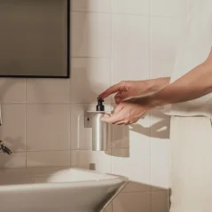 Nástenný držiak na fľašu s pumpičkou RAWW, prírodný hliník