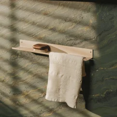 Kovová nástěnná police do koupelny Roma pískově šedá