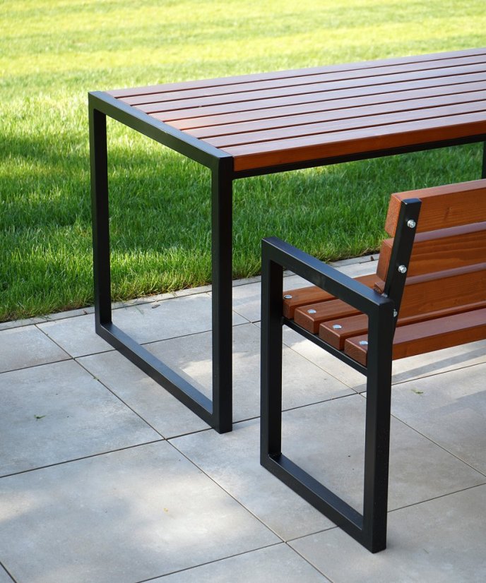 Záhradný stôl Style s masívnym drevom a oceľovou konštrukciou