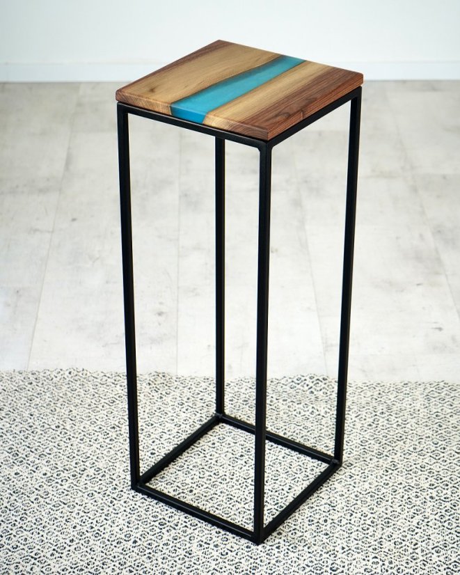 Kovová konstrukce odkládacího stolku - Rozměry konstrukce: 250 x 250 x 600 mm
