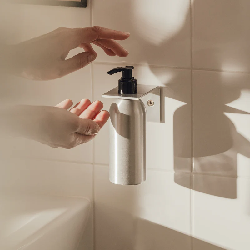 Nástěnný držák na láhev s pumpičkou RAWW, přírodní hliník