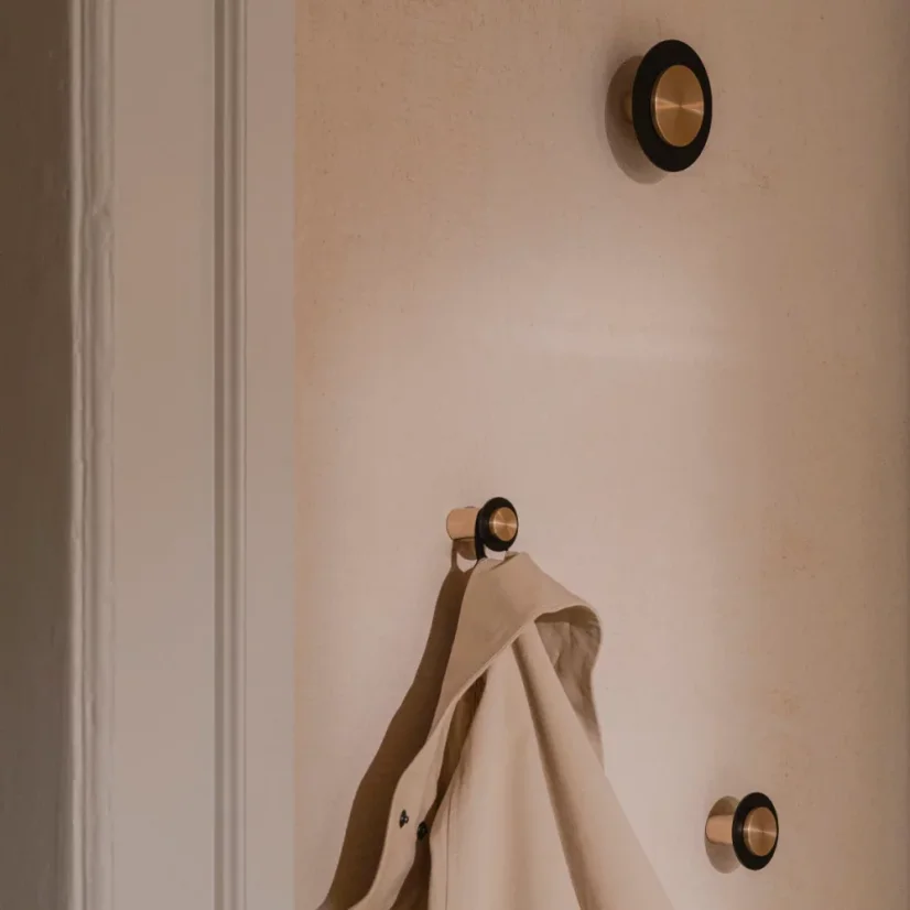 Designový kovový háček na oblečení Split