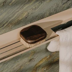 Kovová nástěnná police do koupelny Roma pískově šedá