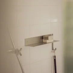 Nástenná kovová polica RAWW do sprchy, prírodný hliník