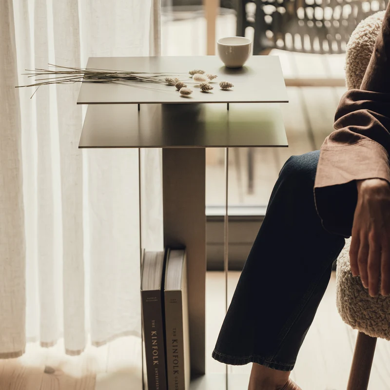 Odkladací stolík RAWW, prírodný hliník