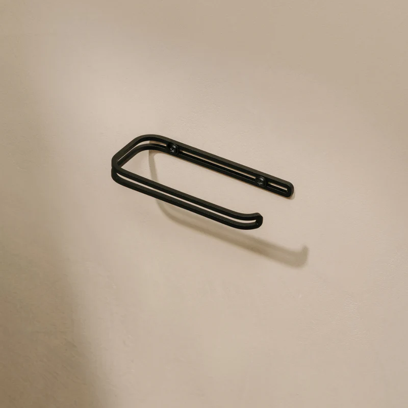 Kovový nástenný držiak na toaletný papier Sofia - Farba: Pieskovo šedá, Veľkosť: M