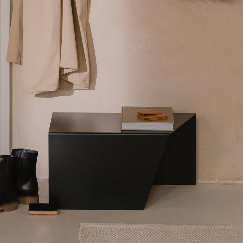 Kovový odkládací stolek Praha