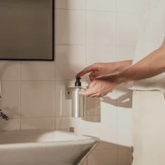 Nástenný držiak na fľašu s pumpičkou RAWW, prírodný hliník