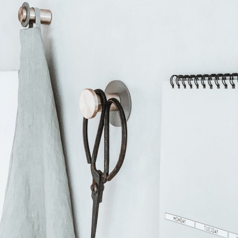 Designový kovový háček na oblečení Split