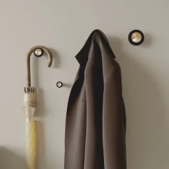 Designový kovový háček na oblečení Split