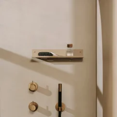 Kovová nástěnná police do koupelny Bonn pískově šedá