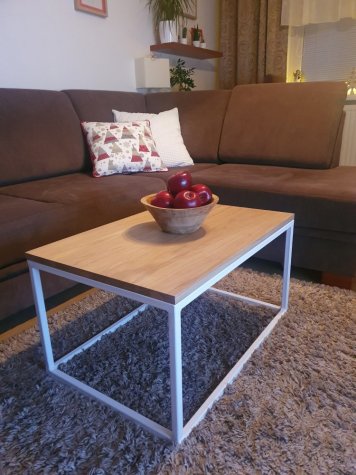 Stůl Pedro s bílou barvou konstrukce a atypickými rozměry