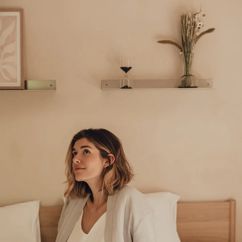 Nástenná kovová polica RAWW v tvare L prírodný hliník