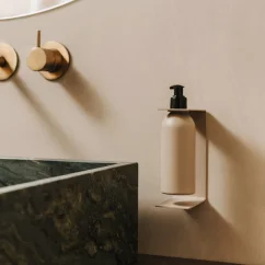 Kovový nástěnný držák s lahví a pumpičkou do koupelny Palermo pískově šedý