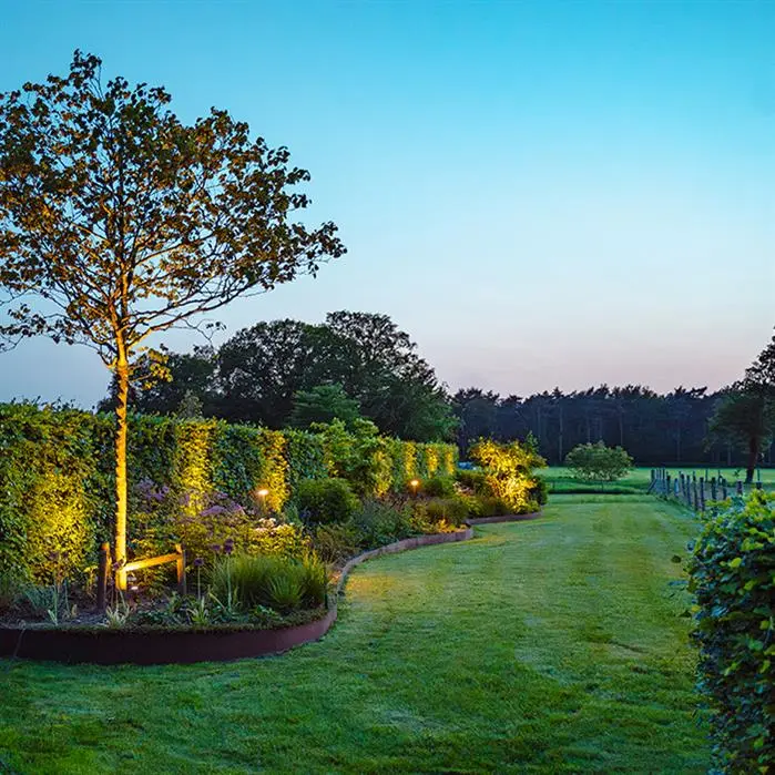 Cortenový zahradní obrubník se zpevněnou horní hranou, délka 230 cm - Výška obrubníku: 200 mm