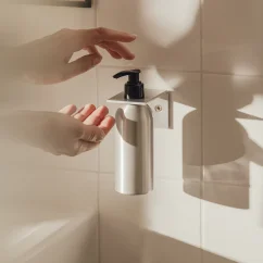 Nástenný držiak na fľašu s pumpičkou RAWW, prírodný hliník