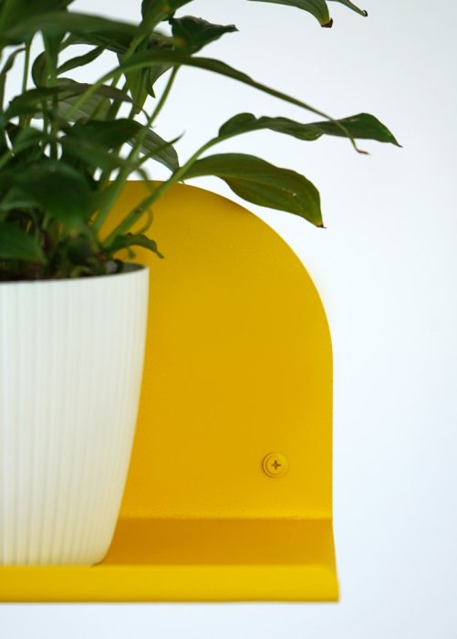 Nástenná kovová polica Lucia - Dĺžka: 900 mm, Farby kolekcie Essence: žltá RAL 1021