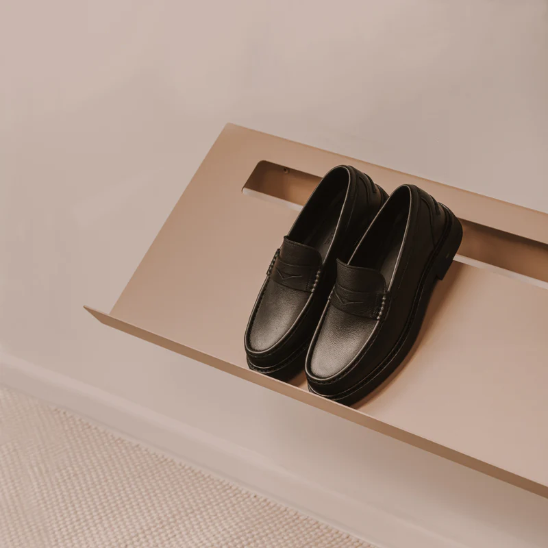 Nástěnná kovová police na boty Torino pískově šedá