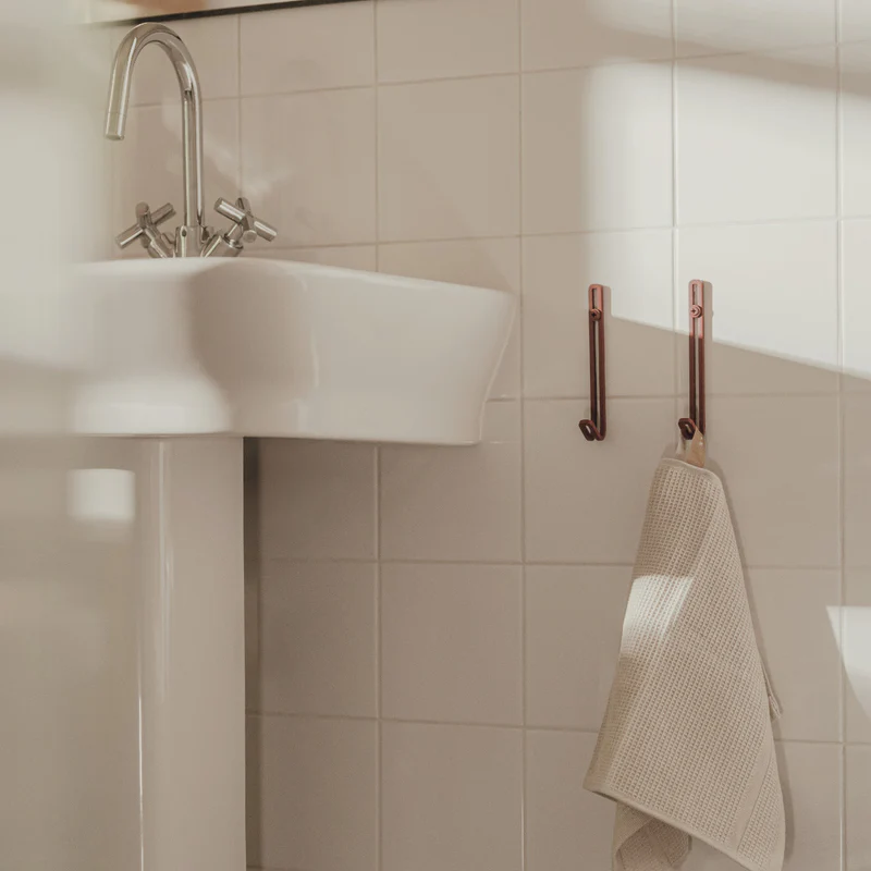 Dizajnový nástenný kovový háčik Malmo - Montáž: Priskrutkovanie, Farba: Čierna