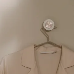 Designový kovový háček na oblečení Split