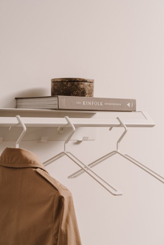 Kovový vešiak s policou Lyon