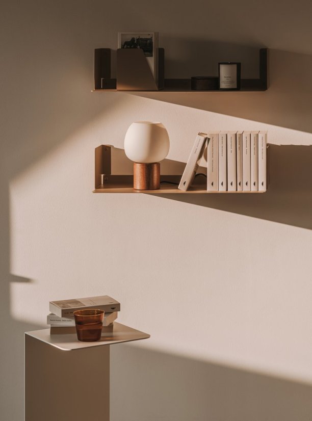 Nástěnná kovová police Firenze pískově šedá