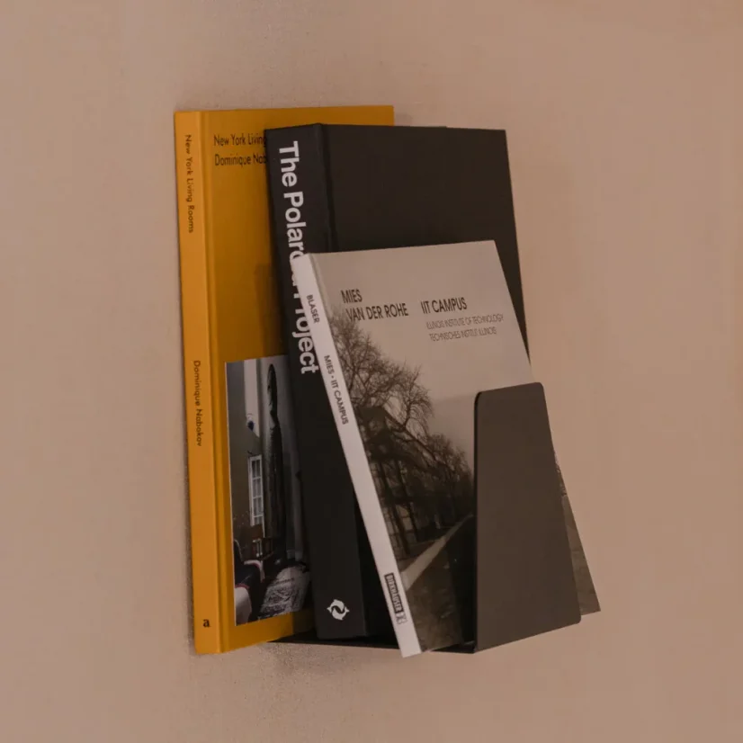 Nástenná kovová polica na knihy / zarážka Lahti