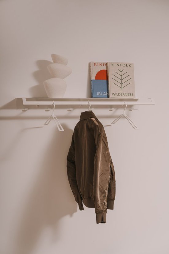 Kovový vešiak s policou Lyon